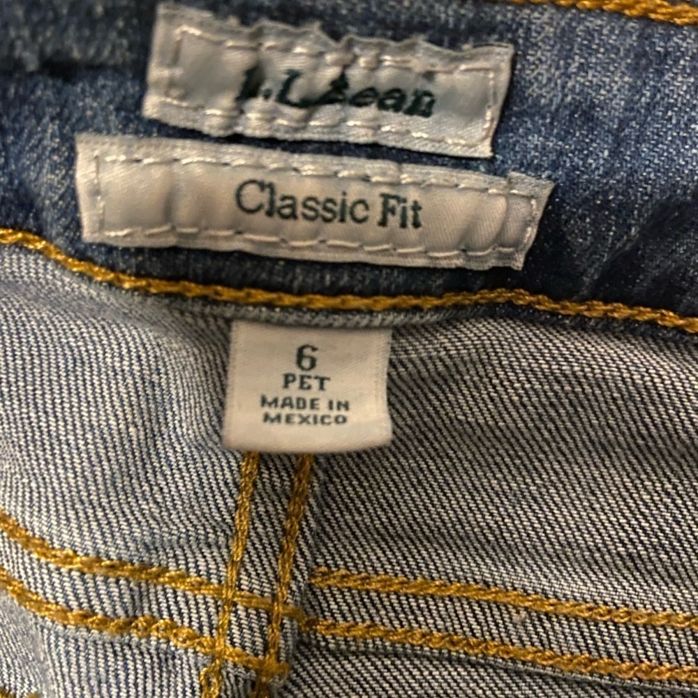 L.L. Bean Women’s Classic Fit Straight Leg Jeans 6 Petite - Picture 3 of 6